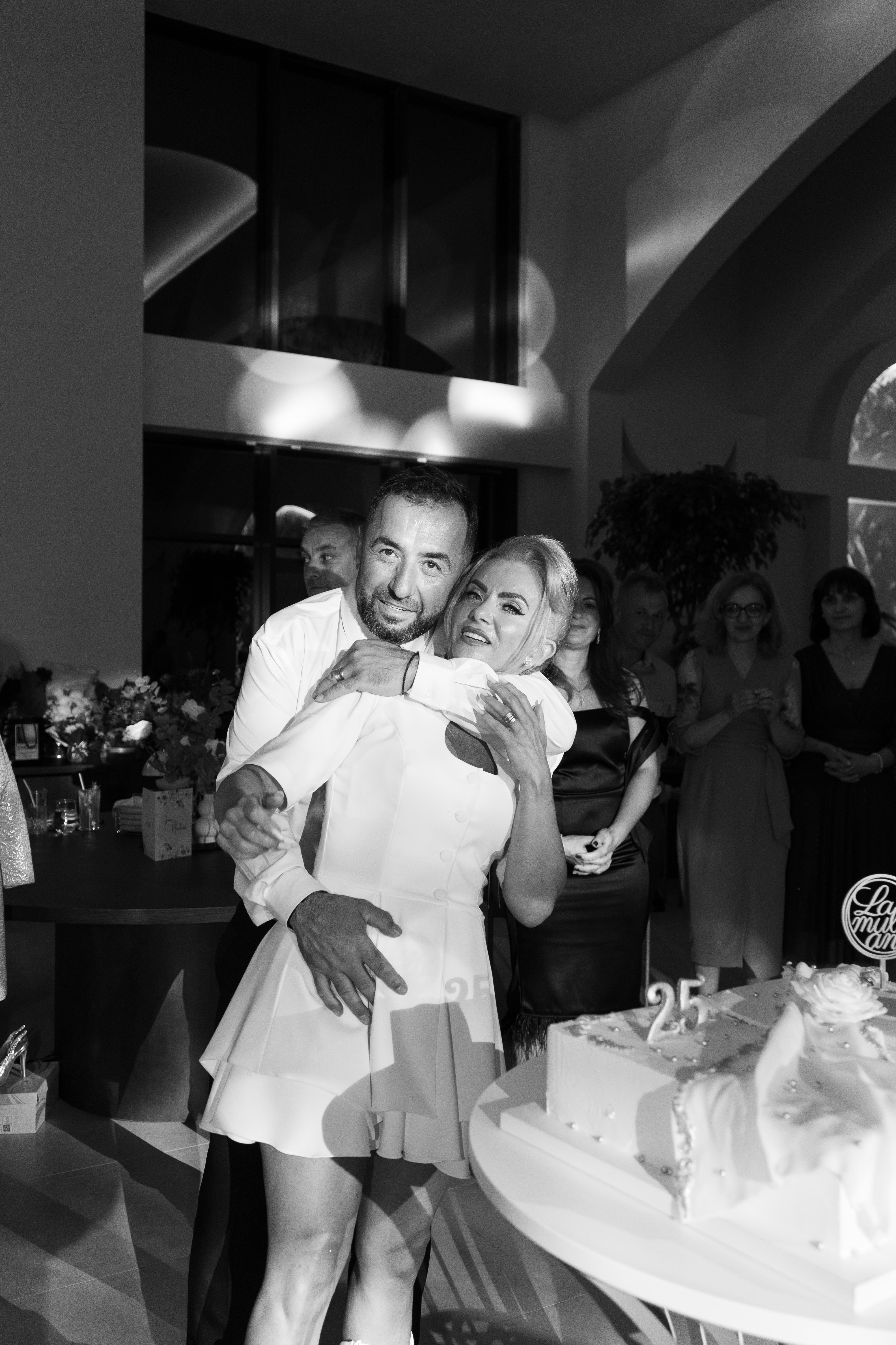 Cuplu dansând la o petrecere, fotografie alb-negru